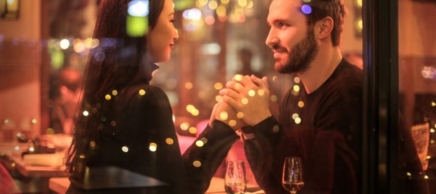 man woman restoran pexels