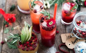 BEAUTIFULLY served cocktails create a festive feeling, but how to prepare them? 2 SIMPLE AND HEALTHY RECIPES!