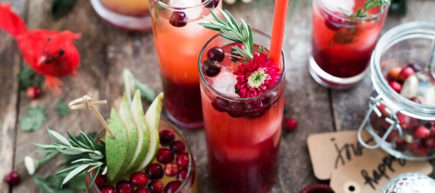 BEAUTIFULLY served cocktails create a festive feeling, but how to prepare them? 2 SIMPLE AND HEALTHY RECIPES!